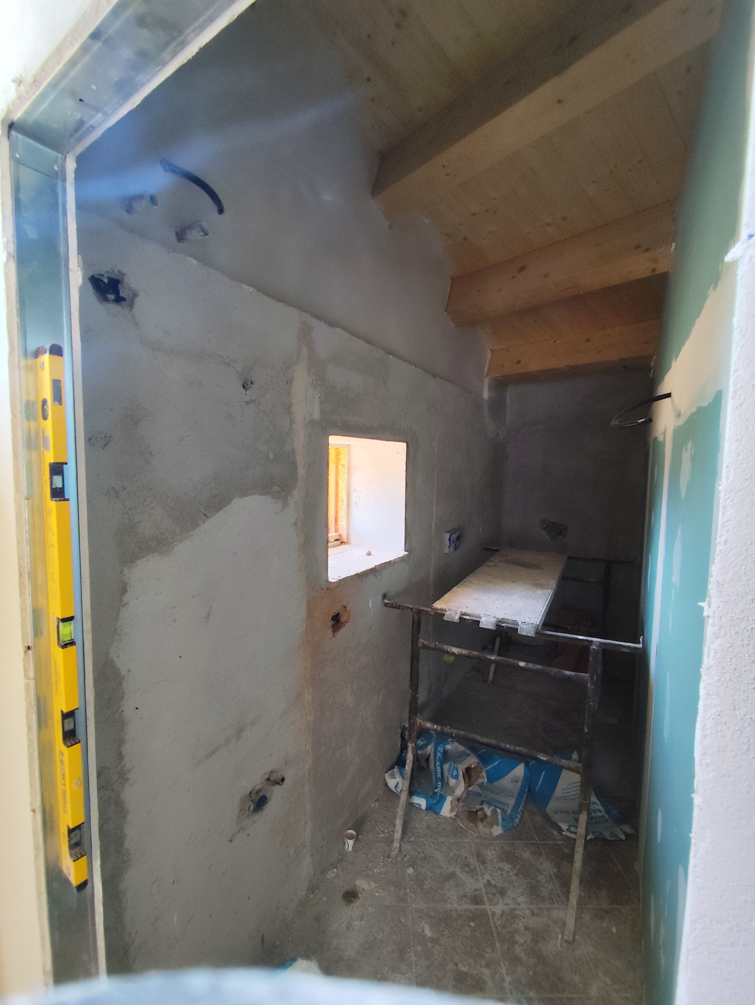 Bagno 2 in fase di lavorazione con predisposizioni e finiture in corso